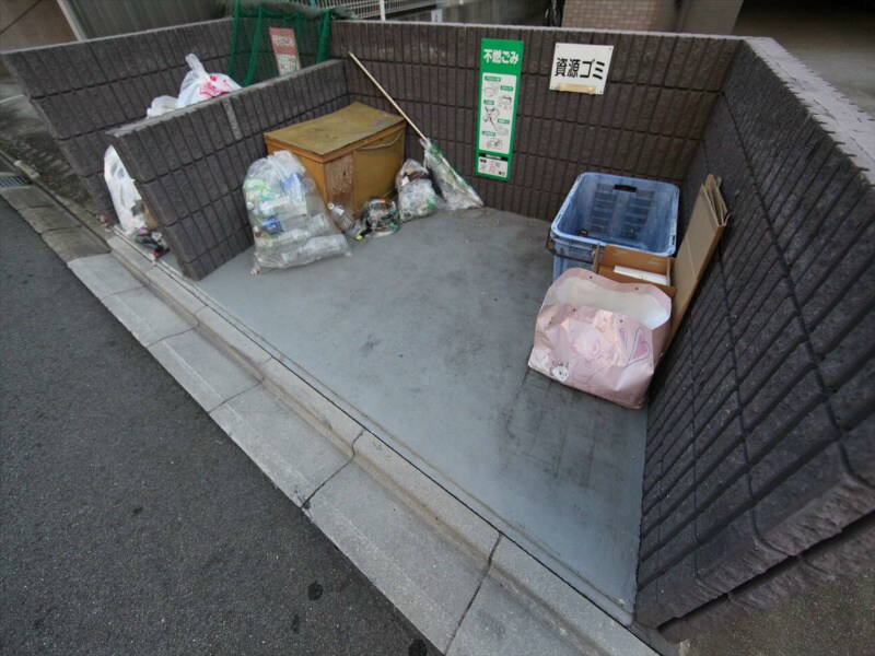 物件内観写真26　(敷地内ゴミ捨て場)