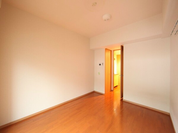 リビング(洋室7.5帖　クローゼット（収納充実してます）)