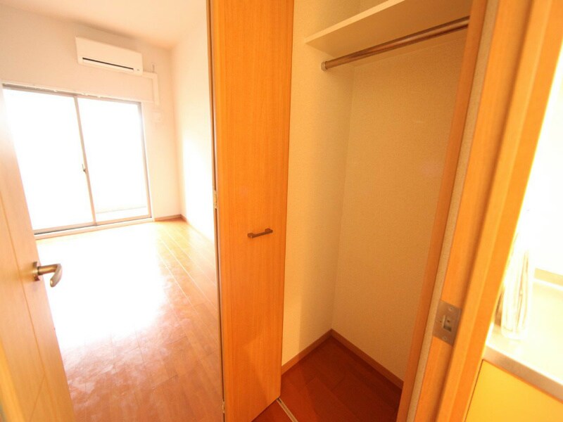 物件内観写真5　(クローゼット（収納充実してます）)