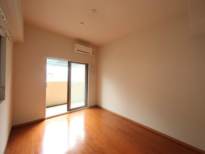 物件内観写真9　(洋室7.6帖　エアコン完備　南面バルコニー)