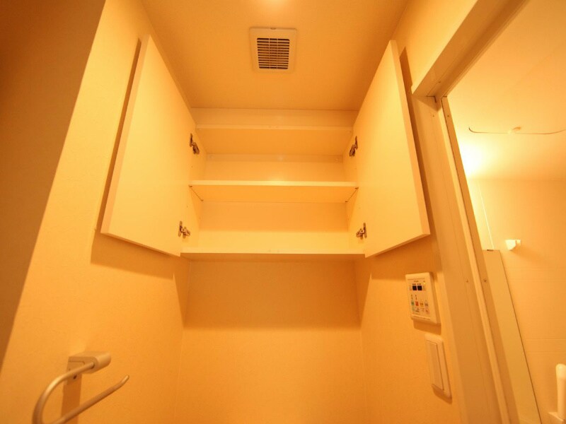 物件内観写真20　(トイレ上部　収納棚付)