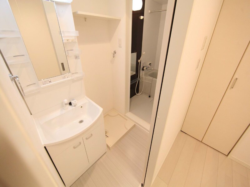 物件内観写真3　(脱衣所　独立洗面台（シャンプードレッサー付）収納スペース有)