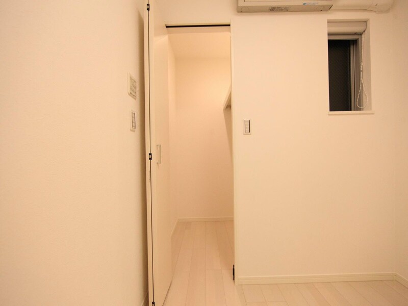 物件内観写真5　(ウォークインクローゼット付（収納充実してます）)