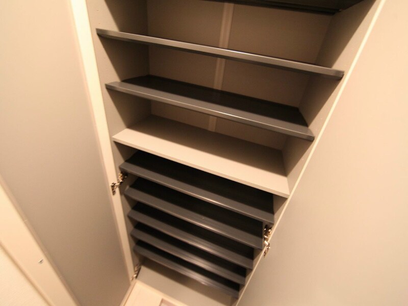 物件内観写真8　(玄関　シューズボックス付（収納充実してます）)