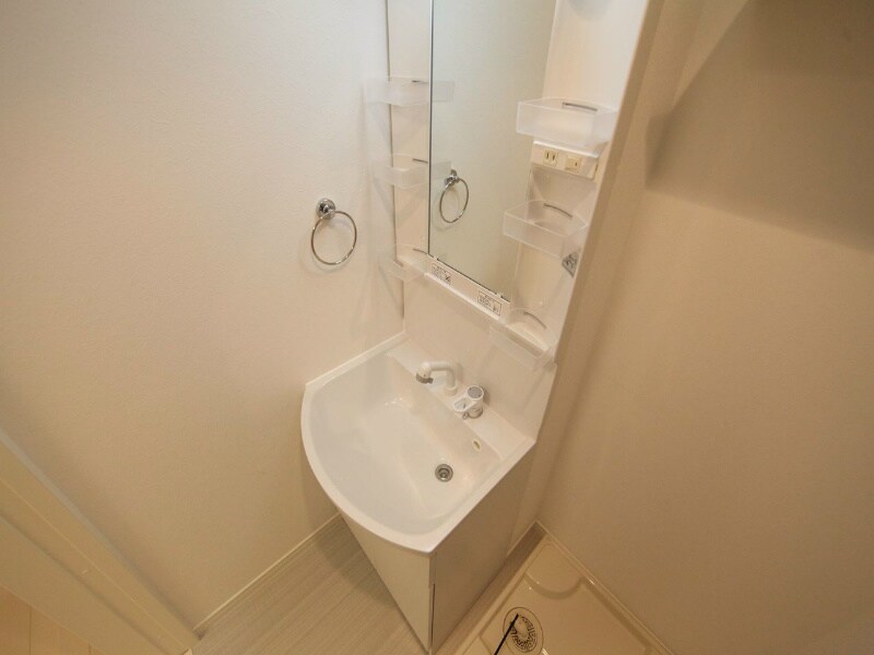 物件内観写真20　(脱衣所　独立洗面台（シャンプードレッサー付）収納スペース有)
