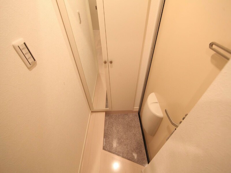 物件内観写真22　(玄関　シューズボックス付（収納充実してます）)