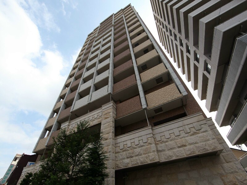 物件外観写真1　(外観　分譲賃貸　宅配BOX　防犯カメラ　オートロック)