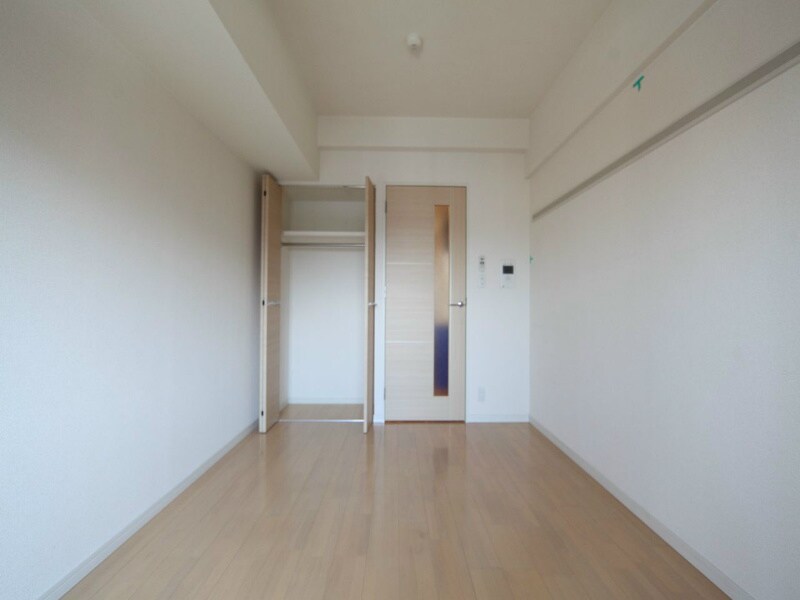 物件内観写真2　(洋室6.5帖　クローゼット付（収納充実してます）)