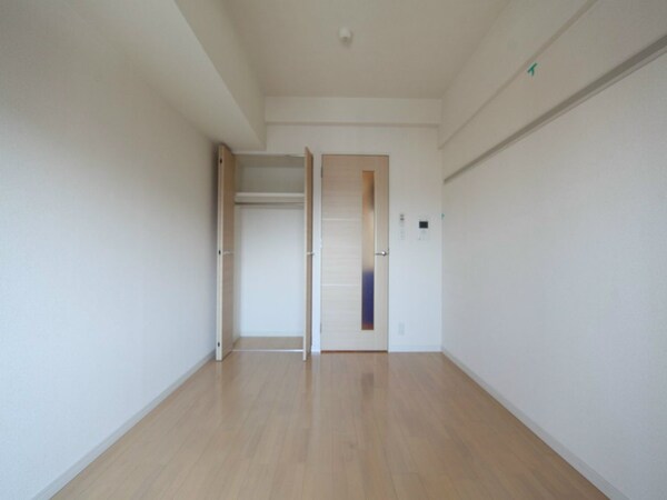 リビング(洋室6.5帖　クローゼット付（収納充実してます）)