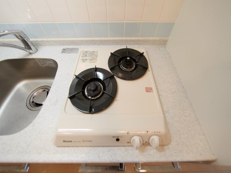 物件内観写真16　(システムキッチン（ガス2口）冷蔵庫・レンジ等ご用意できます)