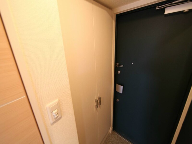 物件内観写真19　(玄関　シューズボックス付（収納充実してます）)