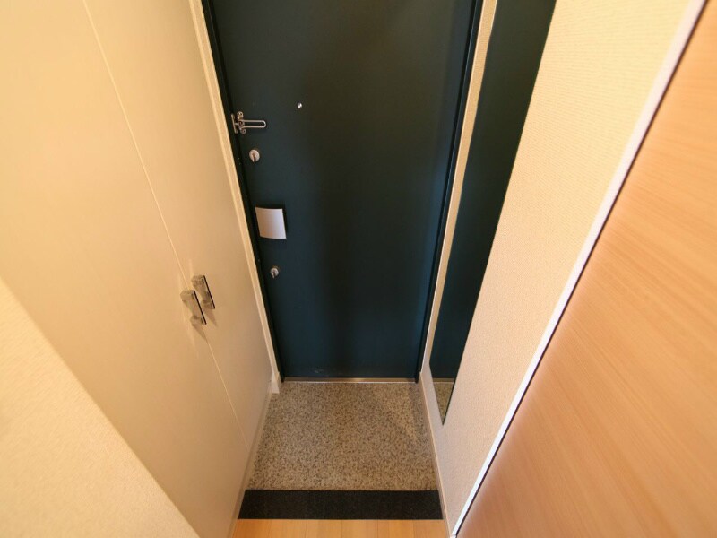 物件内観写真23　(玄関　シューズボックス付（収納充実してます）)