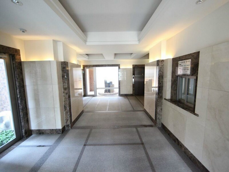 物件内観写真27　(エントランス　分譲賃貸　宅配BOX　防犯カメラ　オートロック)