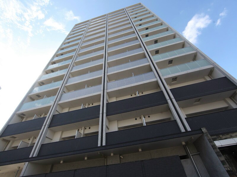 物件外観写真1　(外観　オートロック　防犯カメラ　宅配ＢＯＸ　バイク置き場付)