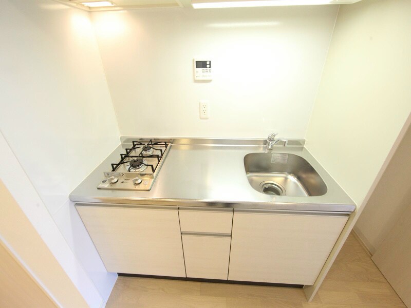 物件内観写真7　(システムキッチン（ガス2口）冷蔵庫・レンジ等ご用意できます)