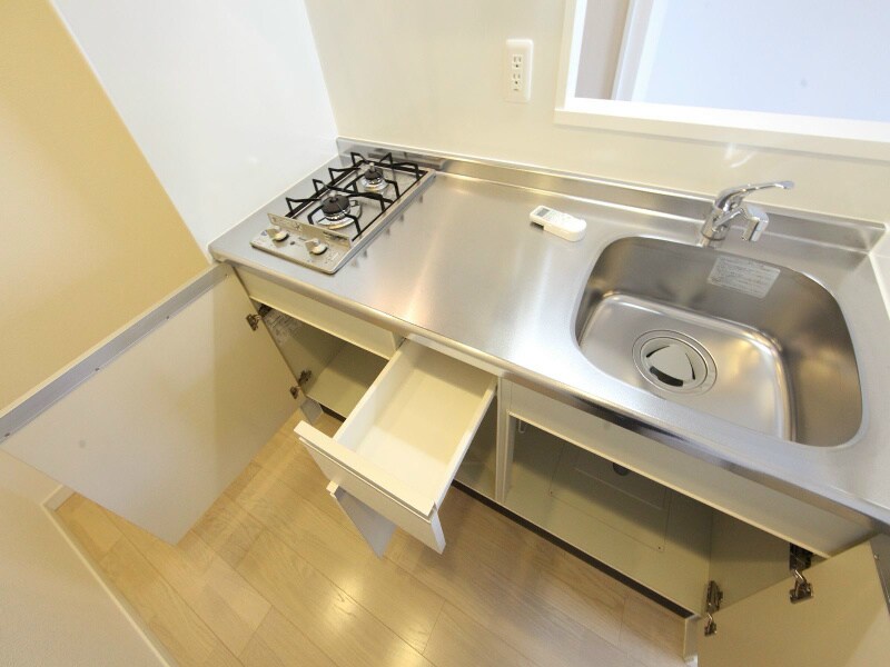 物件内観写真7　(システムキッチン（ガス2口）冷蔵庫・レンジ等ご用意できます)