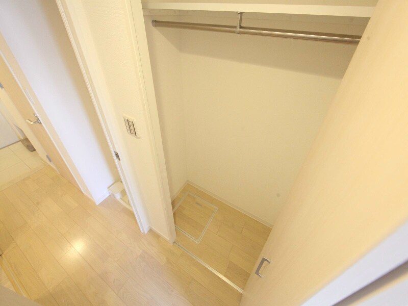 物件内観写真8　(クローゼット付（収納充実してます）)