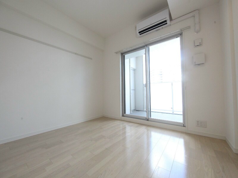 物件内観写真15　(洋室9.8帖　クローゼット付（収納充実してます）)