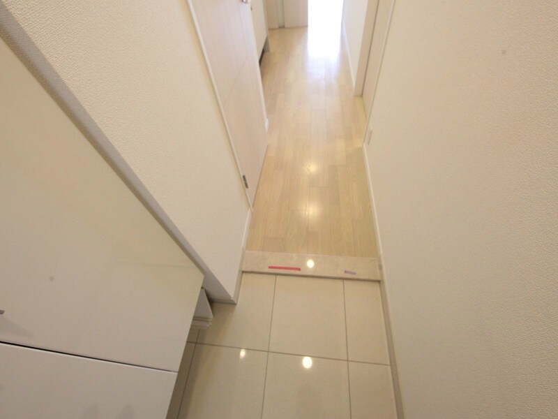 物件内観写真16　(玄関　シューズボックス（収納充実してます）)