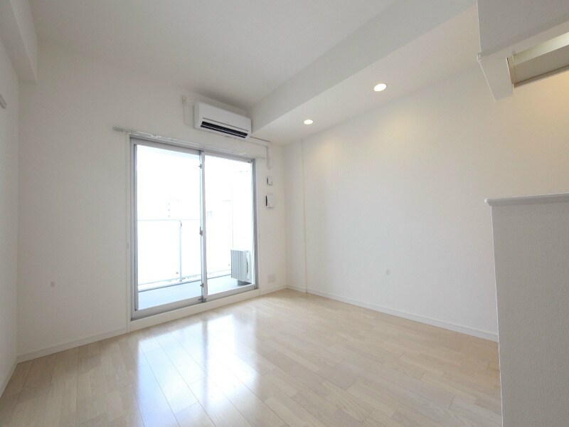 物件内観写真16　(洋室9.8帖　クローゼット付（収納充実してます）)