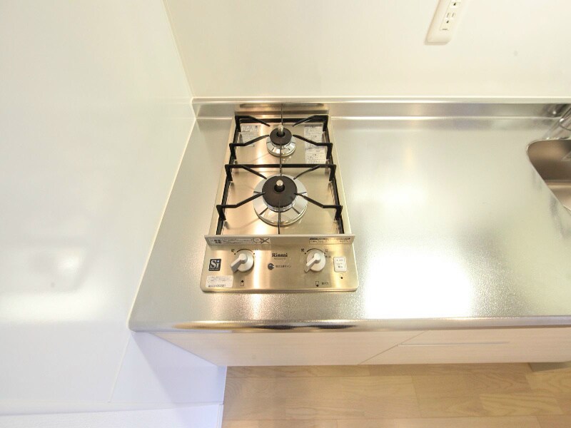 物件内観写真24　(システムキッチン（ガス2口）冷蔵庫・レンジ等ご用意できます)