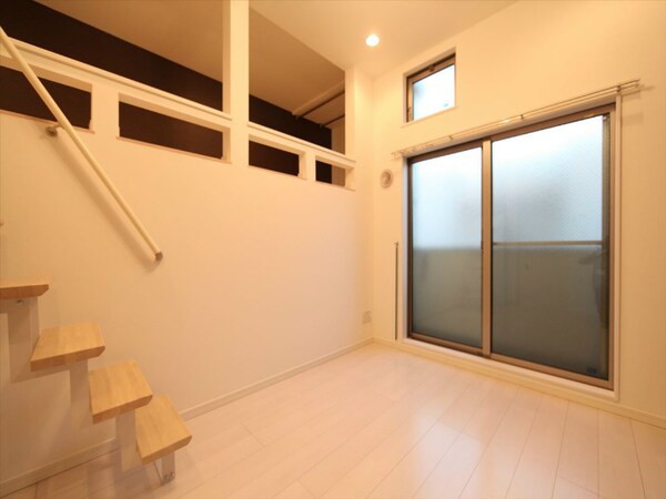 ベランダ(下階洋室6帖　上階ロフト6帖（収納でもお部屋でも使えます）)