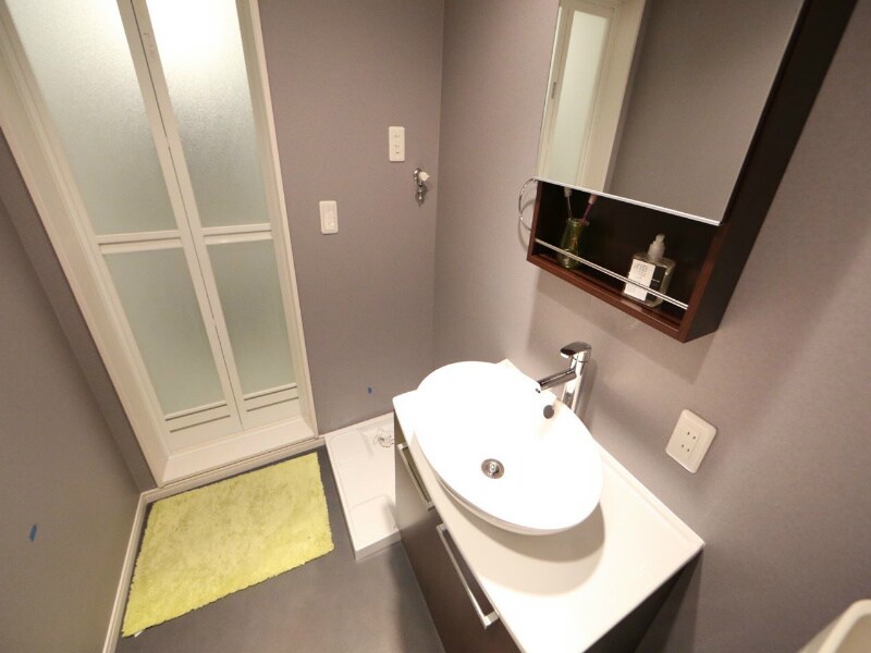 物件内観写真3　(脱衣所　デザイン独立洗面台　洗濯機ご用意できます)