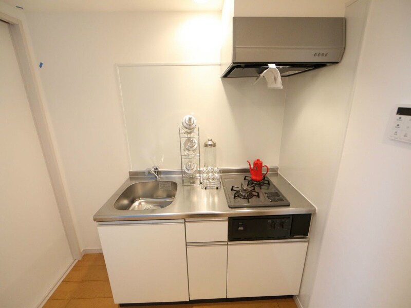 物件内観写真7　(システムキッチン（ガス2口）冷蔵庫・レンジ等ご用意できます)