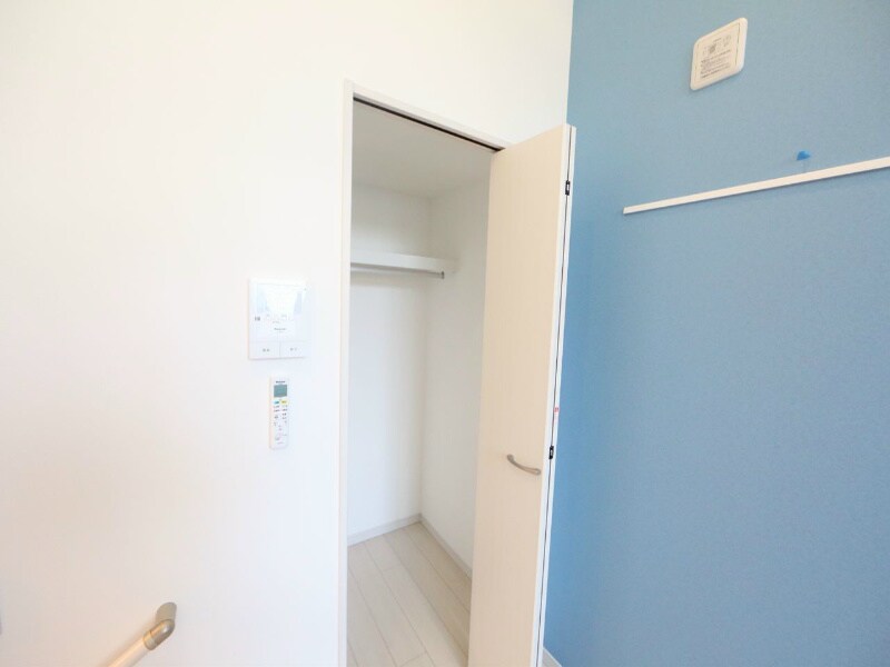 物件内観写真8　(クローゼット付（収納充実してます）)