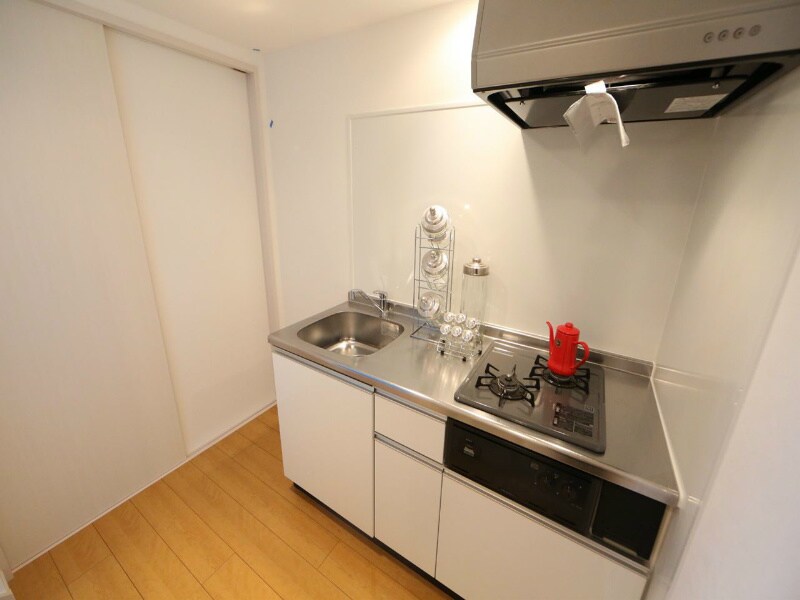 物件内観写真18　(システムキッチン（ガス2口）冷蔵庫・レンジ等ご用意できます)