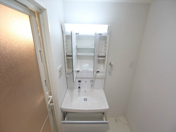 洗面所(脱衣所　独立洗面台（シャンプードレッサー）洗濯機用意できます)
