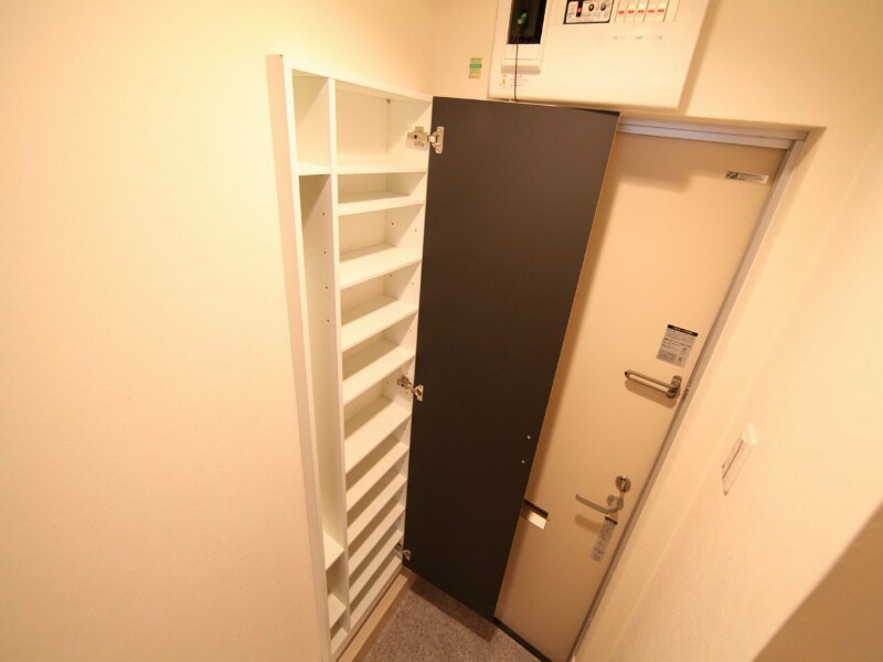 物件内観写真5　(玄関　シューズボックス付（収納充実してます）)