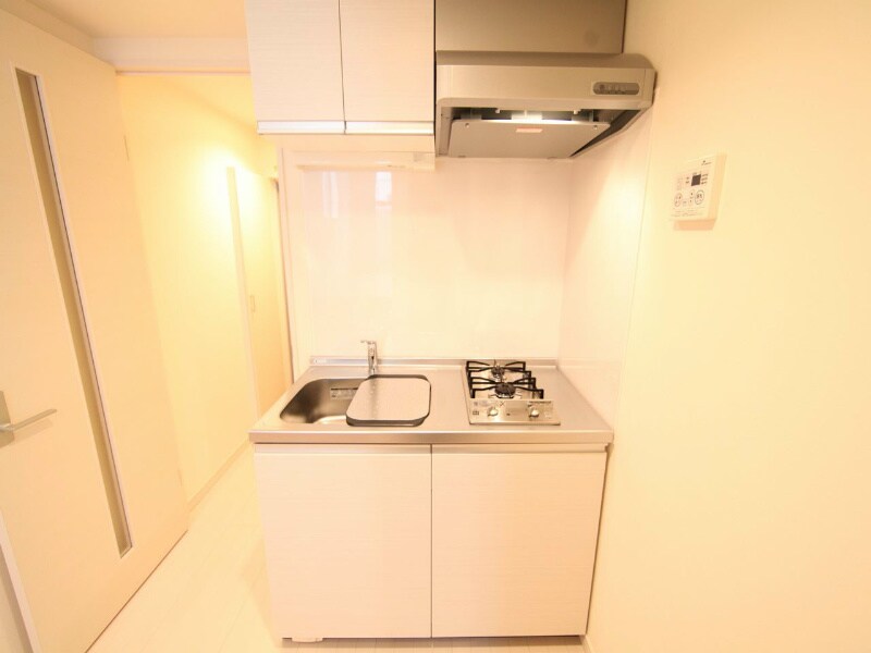 物件内観写真7　(システムキッチン（ガス2口）冷蔵庫・レンジ等ご用意できます)