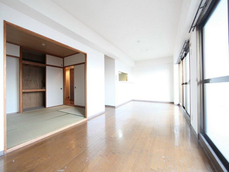 物件内観写真9　(リビング15帖　カウンターキッチン（3口ガスコンロ）)