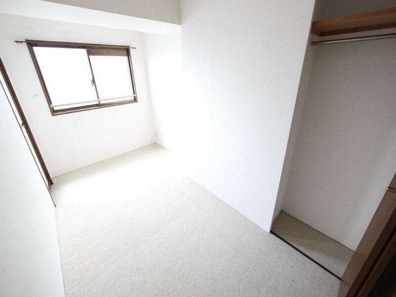 物件内観写真15　(洋室5.13帖　クローゼット　収納充実してます)