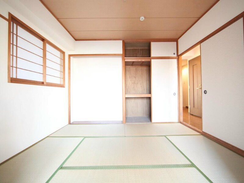 物件内観写真16　(和室6帖　押入れ（収納充実してます）)