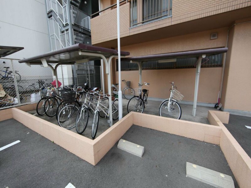 物件内観写真24　(外観　屋根付き駐輪場有り)