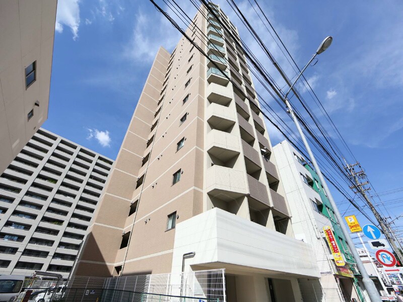 物件外観写真1　(外観　オートロック　宅配ＢＯＸ　防犯カメラ)