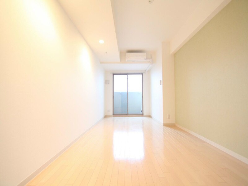 物件内観写真2　(洋室9.2帖　エアコン完備　バルコニー)