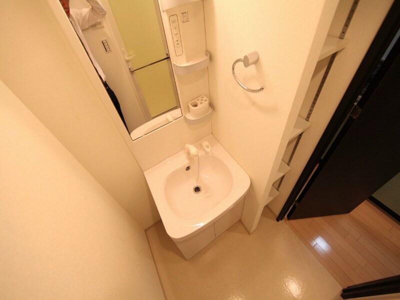 物件内観写真3　(脱衣所　独立洗面台（シャンプードレッサー）洗濯機用意できます)