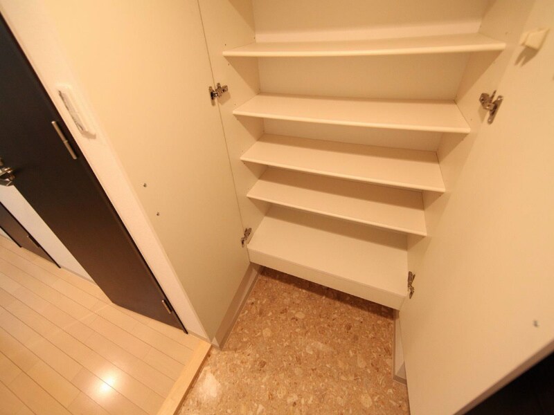 物件内観写真6　(玄関　シューズボックス付（収納充実してます）)