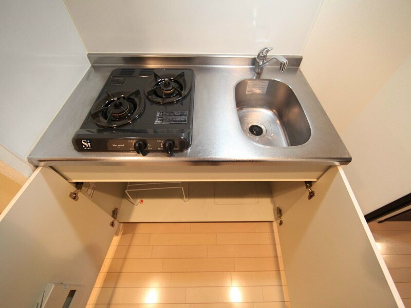 物件内観写真7　(システムキッチン（ガス2口）冷蔵庫・レンジご用意できます)