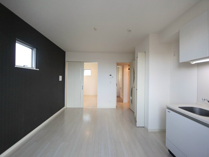 物件内観写真2　(LDK9帖　洋室3.2帖と繋げても仕切っても使えます)