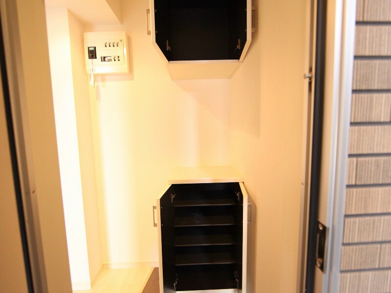 物件内観写真6　(玄関　シューズボックス付（収納充実してます）)