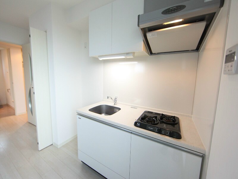 物件内観写真7　(システムキッチン（ガス2口コンロ付）冷蔵庫レンジ等ご用意OK)