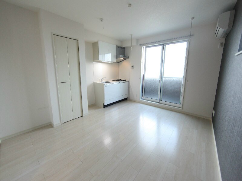 物件内観写真10　(LDK9帖　バルコニー　洗濯物が干せます)