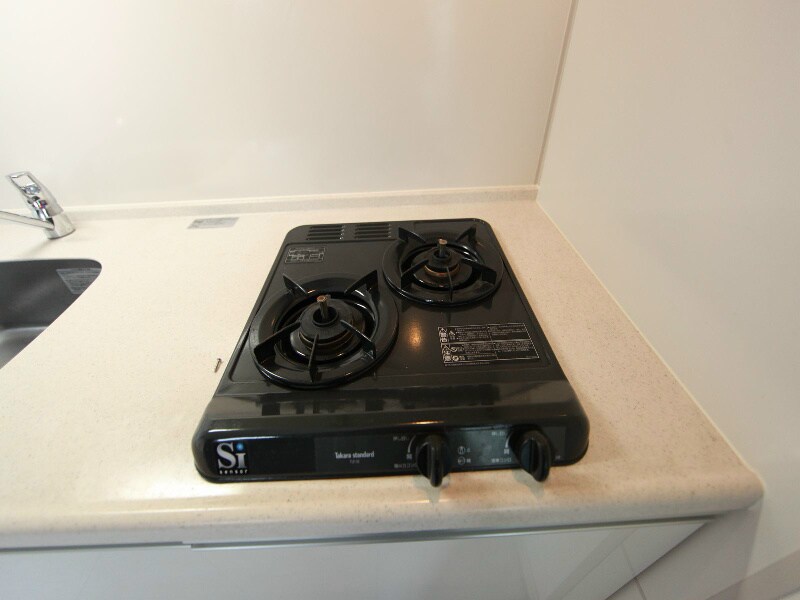 物件内観写真20　(システムキッチン（ガス2口コンロ付）冷蔵庫レンジ等ご用意OK)