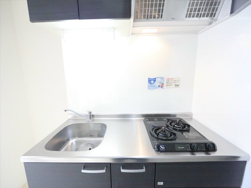 物件内観写真7　(システムキッチン（ガス2口）冷蔵庫・レンジ等ご用意できます)