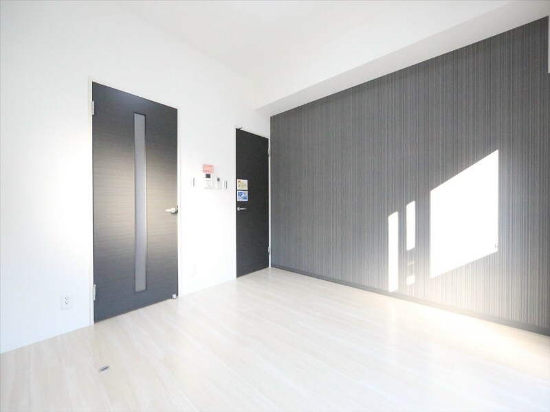 物件内観写真13　(洋室7.3帖　ウォークインクローゼット（収納充実してます）)