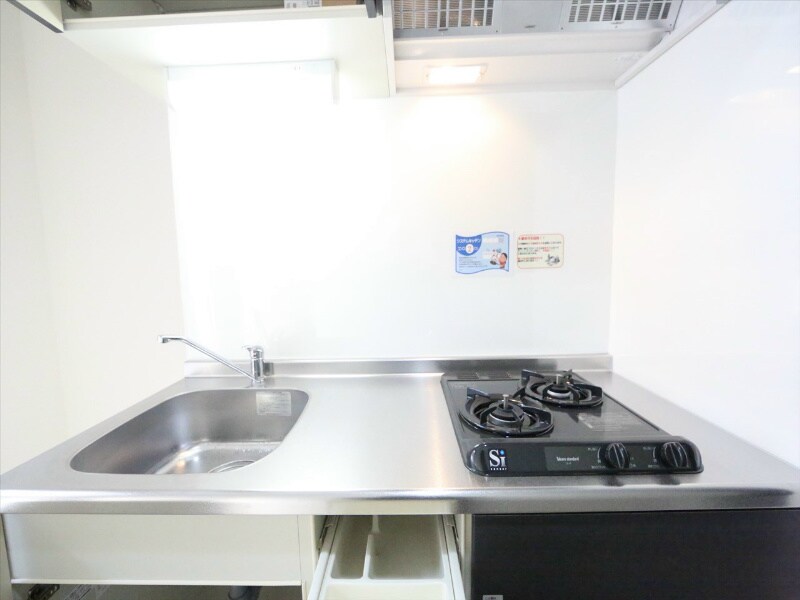 物件内観写真24　(システムキッチン（ガス2口）冷蔵庫・レンジ等ご用意できます)